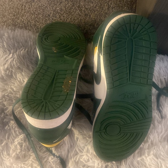 Size 5.5Y Jordan ones rarely worn - Picture 3 of 5